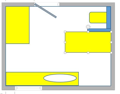 Grundriss eines Zimmers mit gelben Möbeln: links hoher Schrank, unten lange Bank, rechts Tisch.