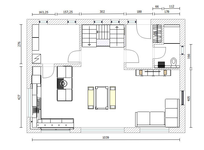 Detaillierter Grundriss eines Hauses mit Küche, Wohnzimmer, Treppen und Eingangsbereich.