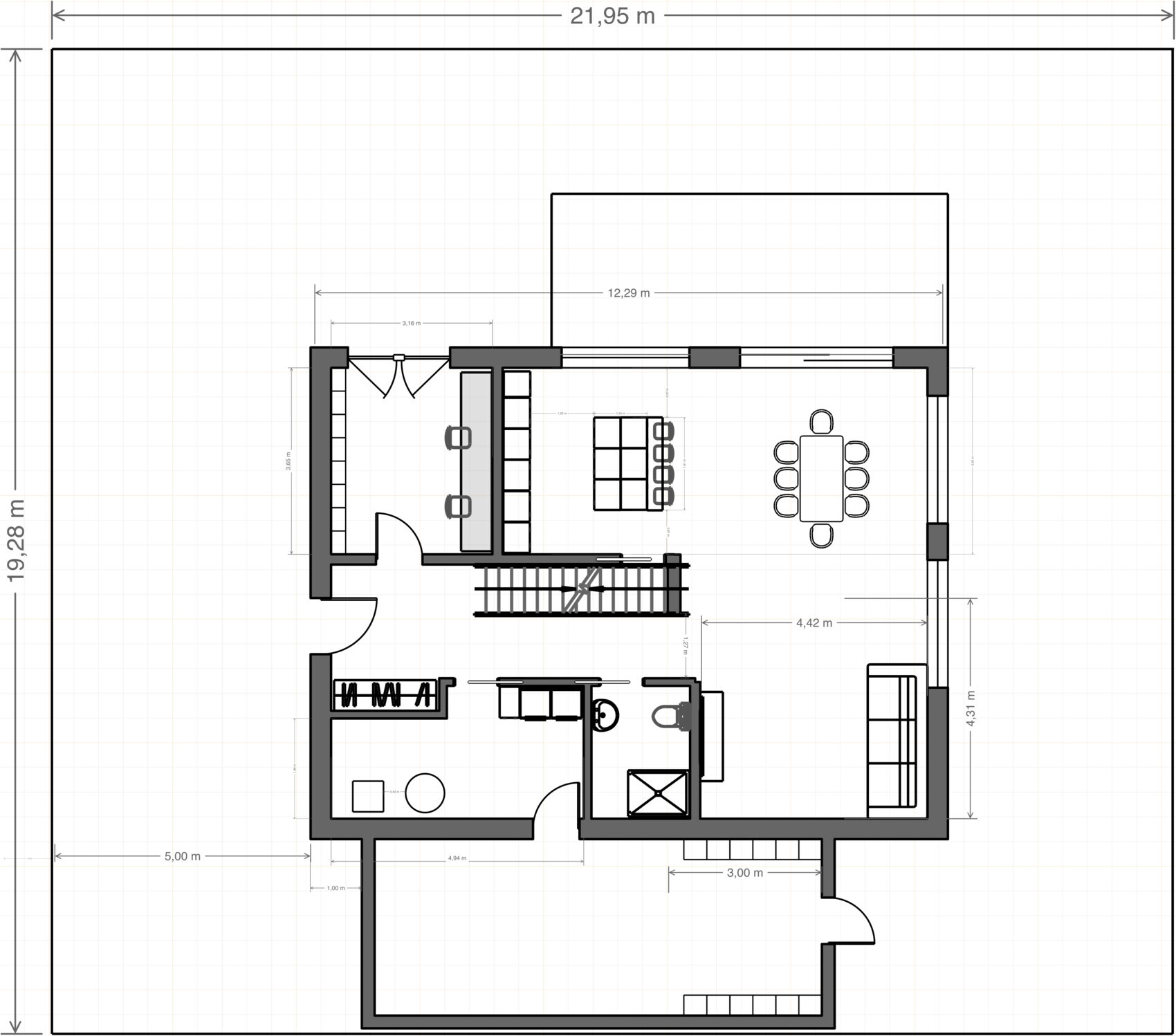 Grundriss eines Hauses: offener Küchen- und Essbereich mit Insel, Wohnzimmer, Treppe, Bad, Schlafzimmer.