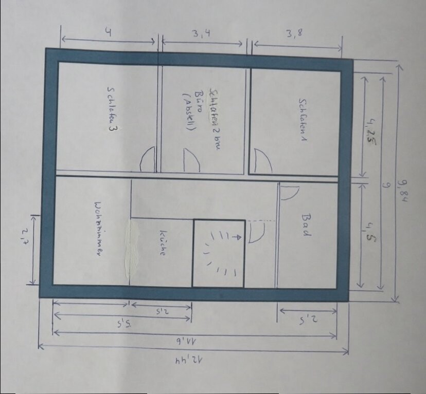 Grundriss eines Raums mit Schränken, Küche, Bad und Wohnzimmer; Maße eingezeichnet