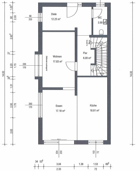 Grundriss eines Hauses mit Diele, Wohnen, Essen, Küche, Flur, WC und Treppe.