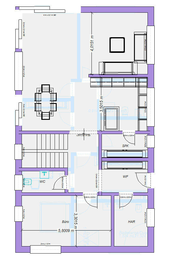 Grundriss eines Gebäudes mit mehreren Räumen, Treppenhaus, Türen und Möblierung.
