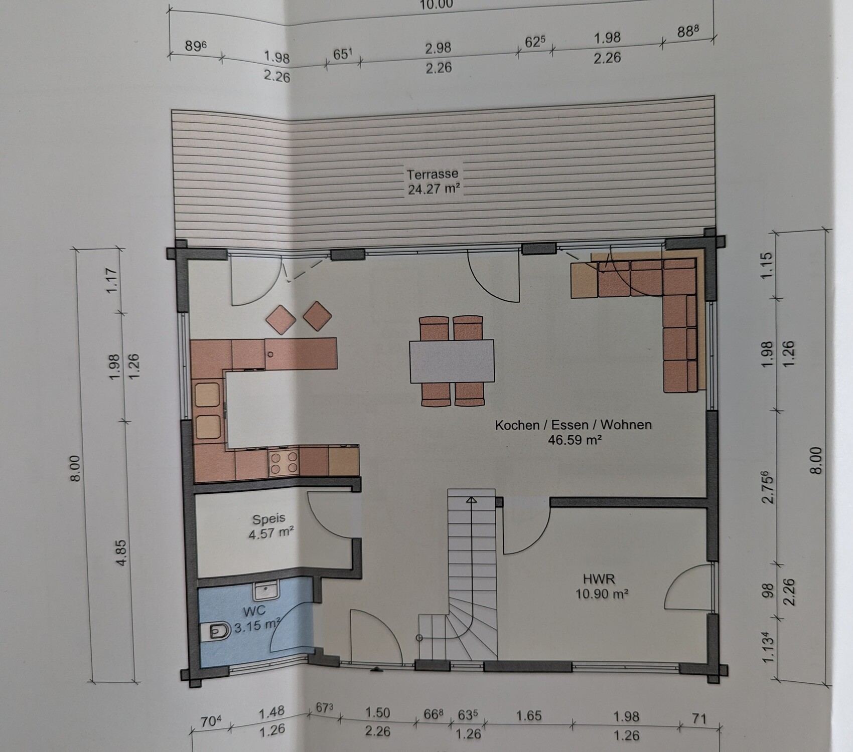 Grundriss eines Hauses: Terrasse, Küche, Essen/Wohnen, Speis, WC, HWR und Treppe.