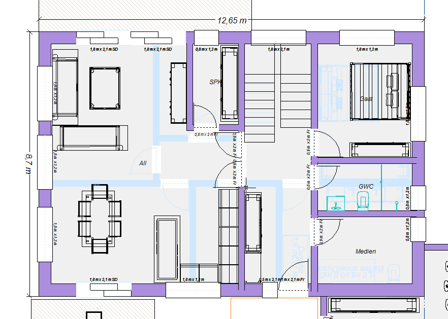 Grundriss: offener Wohn- und Essbereich links, Treppe in der Mitte, Gäste- und Medienzimmer rechts, WC.