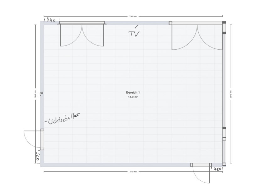 Grundriss eines rechteckigen Raums (44 m²) mit TV an der Oberseite und Türen oben und unten.