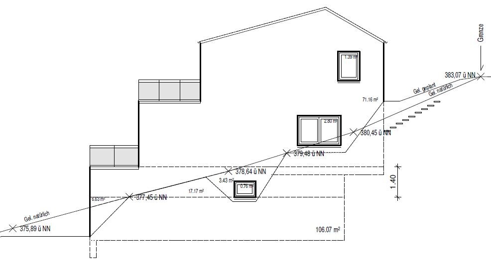 Schnittansicht eines Hauses am Hang mit Terrassen, Fenstern und Höhenangaben (NN)