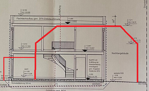 Architekten-Schnitt durch zweistöckiges Haus mit Treppe und Grundrisszeichnung.