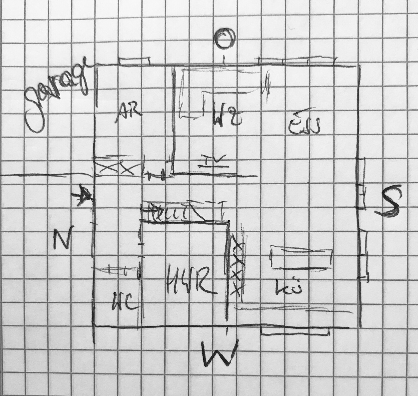 Handgezeichnete Grundriss-Skizze auf Rasterpapier mit WC, HWR, Küche; Orientierung N/S/W/O.
