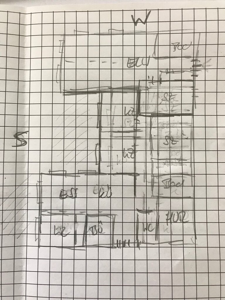Handgezeichnete Grundrissskizze auf kariertem Papier mit mehreren Zimmern, Fluren und Türen.
