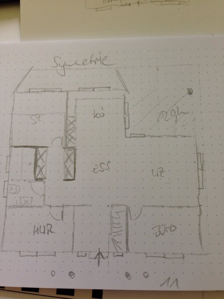 Handgezeichnete Grundriss-Skizze eines Hauses mit Flur, Esszimmer, Küche und Schlafzimmer.
