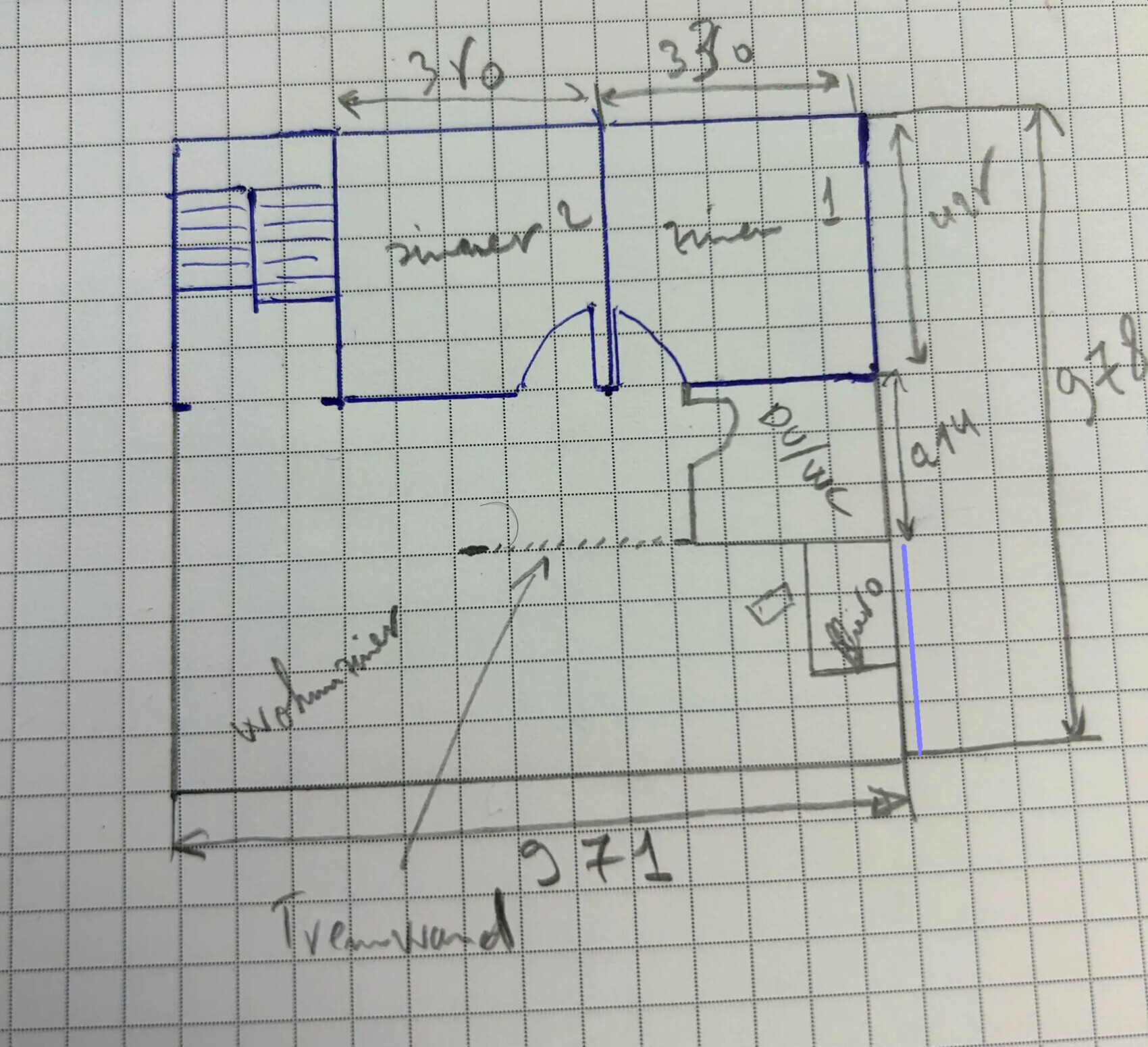 Handgezeichnete Grundriss-Skizze auf Graphpapier: zwei Zimmer oben, Treppe links, Türöffnung in Mitte.