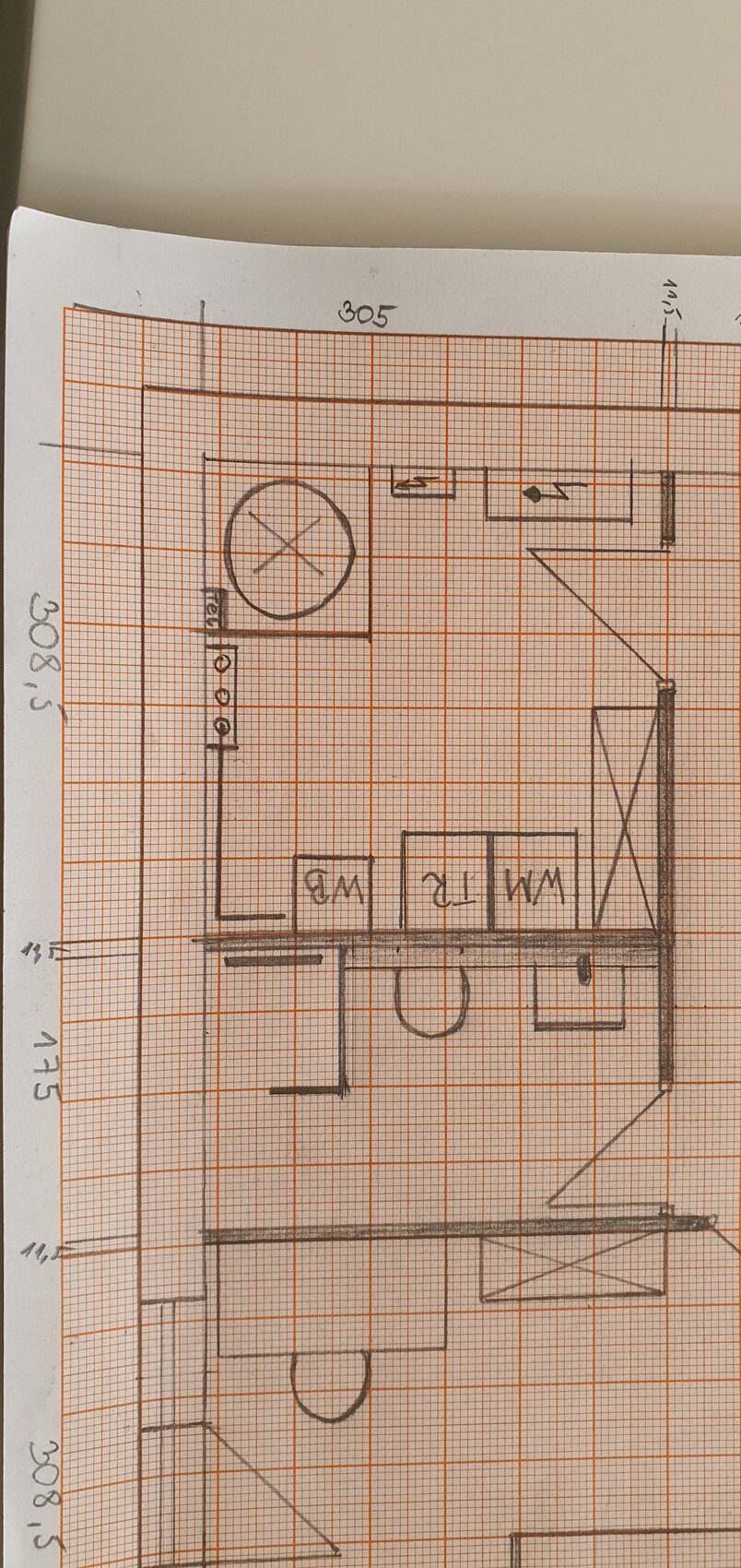 Handgezeichneter Grundriss eines Innenraums mit Wänden, Türen und Kreisform.
