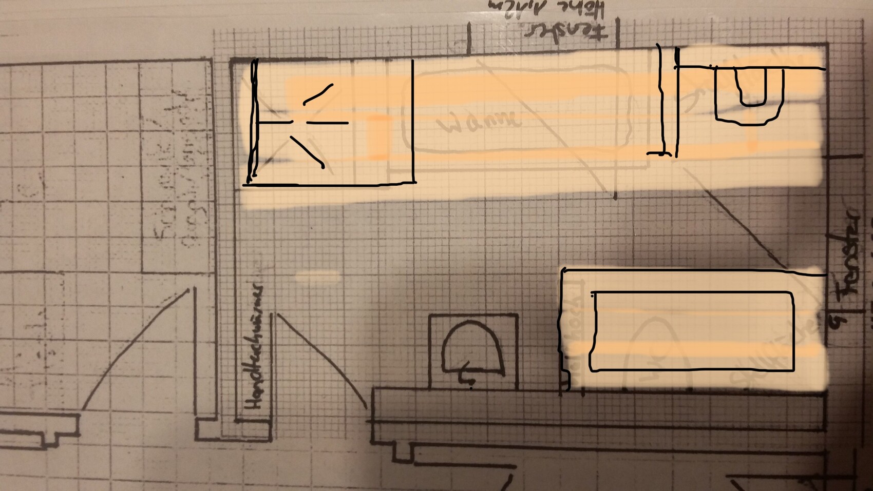 Handgezeichnete Grundriss-Skizze eines Hauses mit Küche auf kariertem Papier