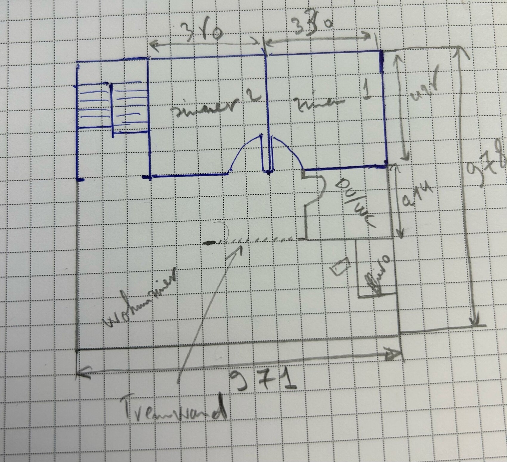 Skizzenhafter Grundriss: zwei benachbarte Räume mit Treppe links und Bemaßung.