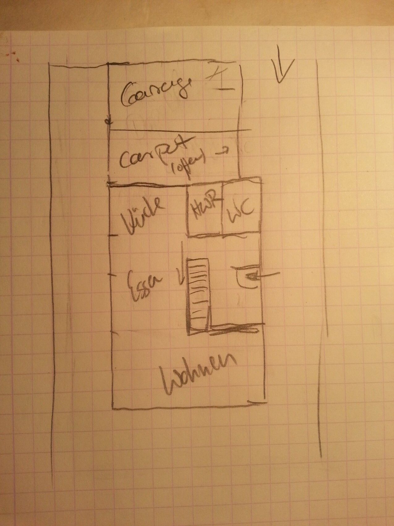 Handgezeichnete Grundriss-Skizze eines Apartments auf kariertem Papier, Wohnzimmer, Küche, Bad, Flur