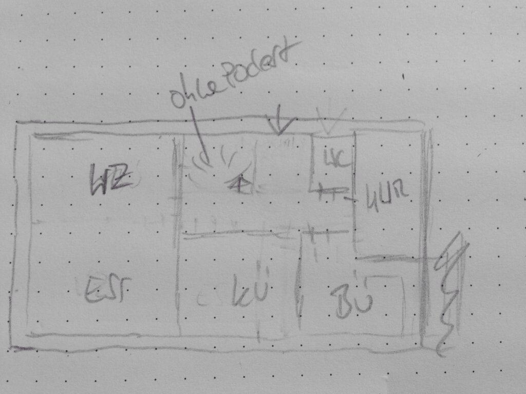 Handgezeichnete Grundrissskizze eines Hauses mit Wohnzimmer, Esszimmer, Küche und Bad.