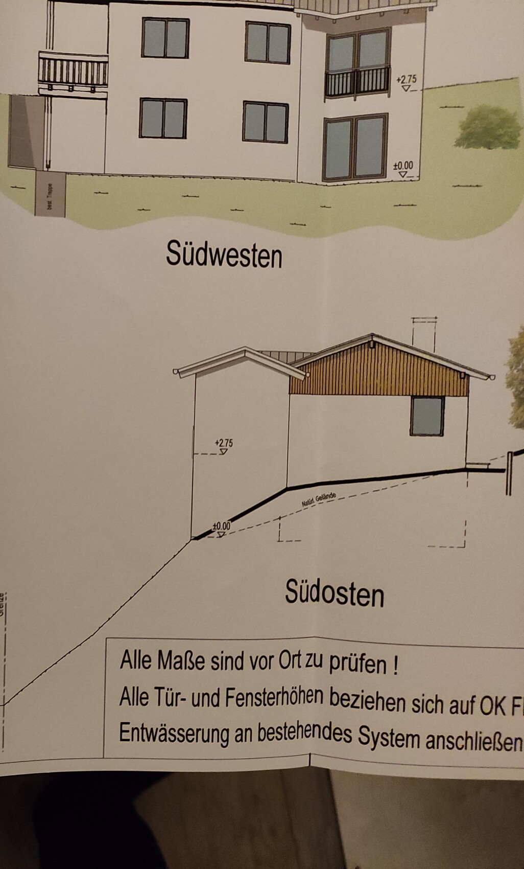 Südwesten- und Südosten-Ansicht eines modernen Hauses auf Hanglage, mit Balkon und Holzverkleidung.