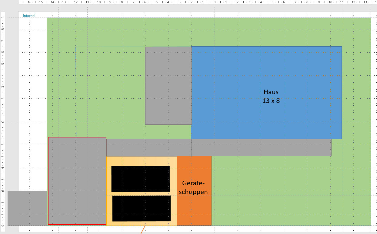 Grundriss: Blaues Haus 13x8, orange Geräteschuppen, graue Anbauten, grüne Gartenfläche.