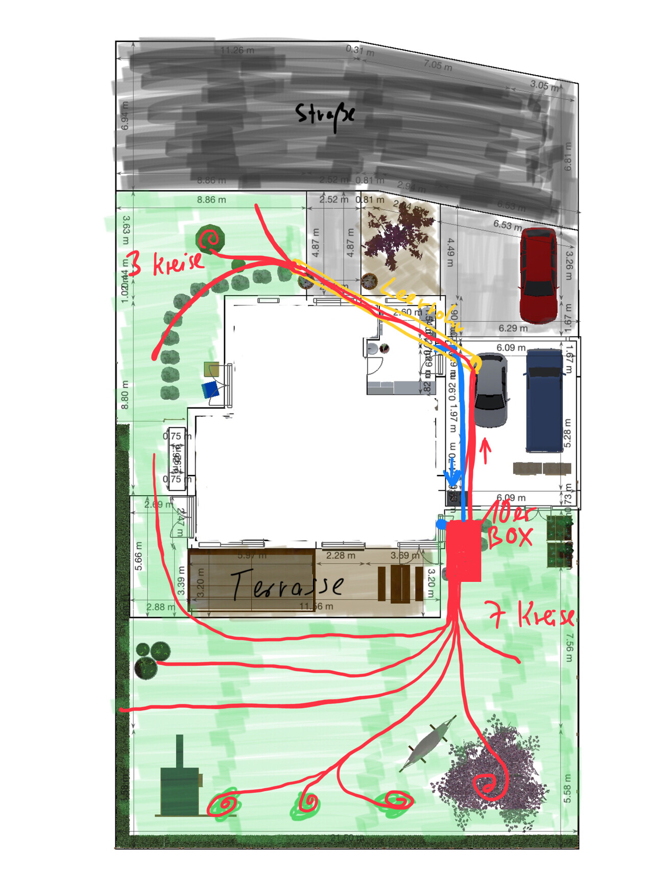 Grundriss eines Gartens mit Terrasse, Gebäuden, Parkplätzen und roten Markierungen.