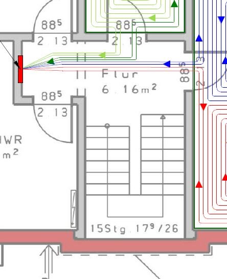 Grundriss eines Flurs mit Treppenhaus; farbige Leitungen/Verläufe in Grün, Blau und Rot