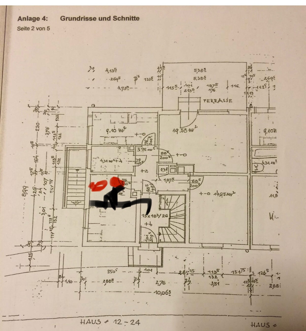 Bauplan: Grundriss eines Gebäudes mit Terrasse, Treppenhaus und mehreren Räumen.