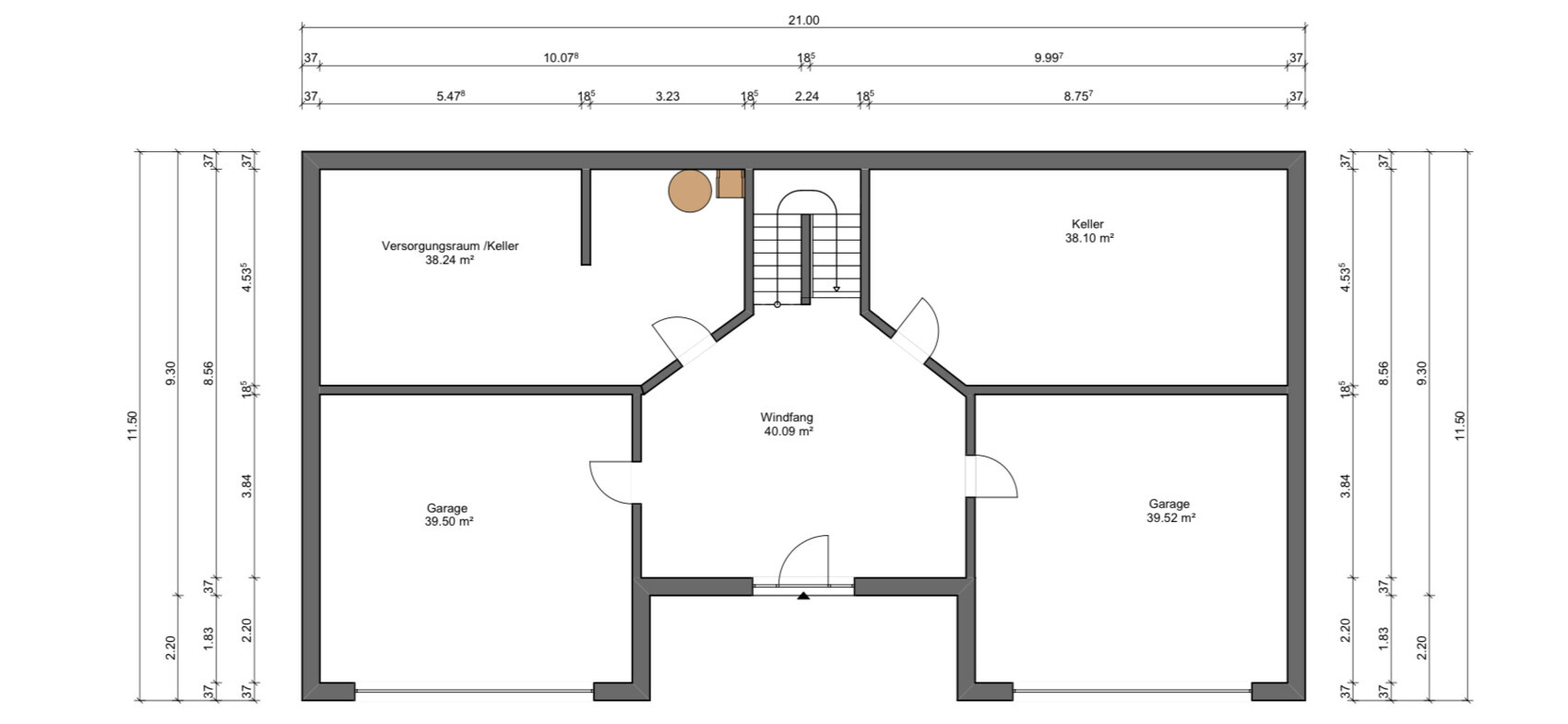 Bodenplan Keller: Windfang in Mitte, Treppe, zwei Garagen, Versorgungsraum und Keller.