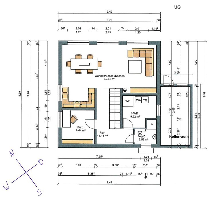 Grundriss UG mit offener Wohn-/Ess-/Küche, Büro, Flur, HWR, WC und Kellerraum.