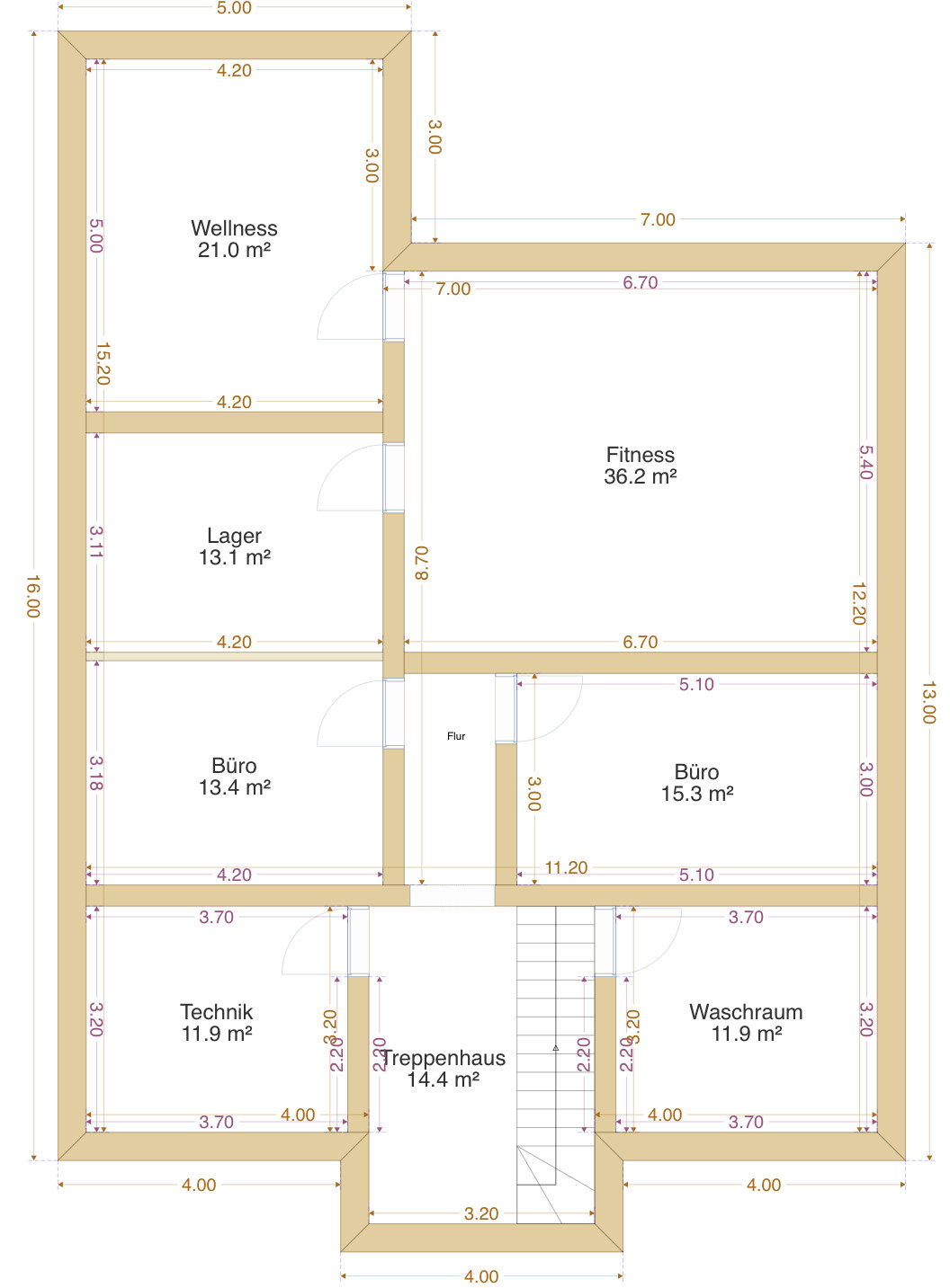 Grundriss eines Gebäudes mit Wellness, Fitness, Büro, Technik, Lager, Waschraum, Treppenhaus, Flur.