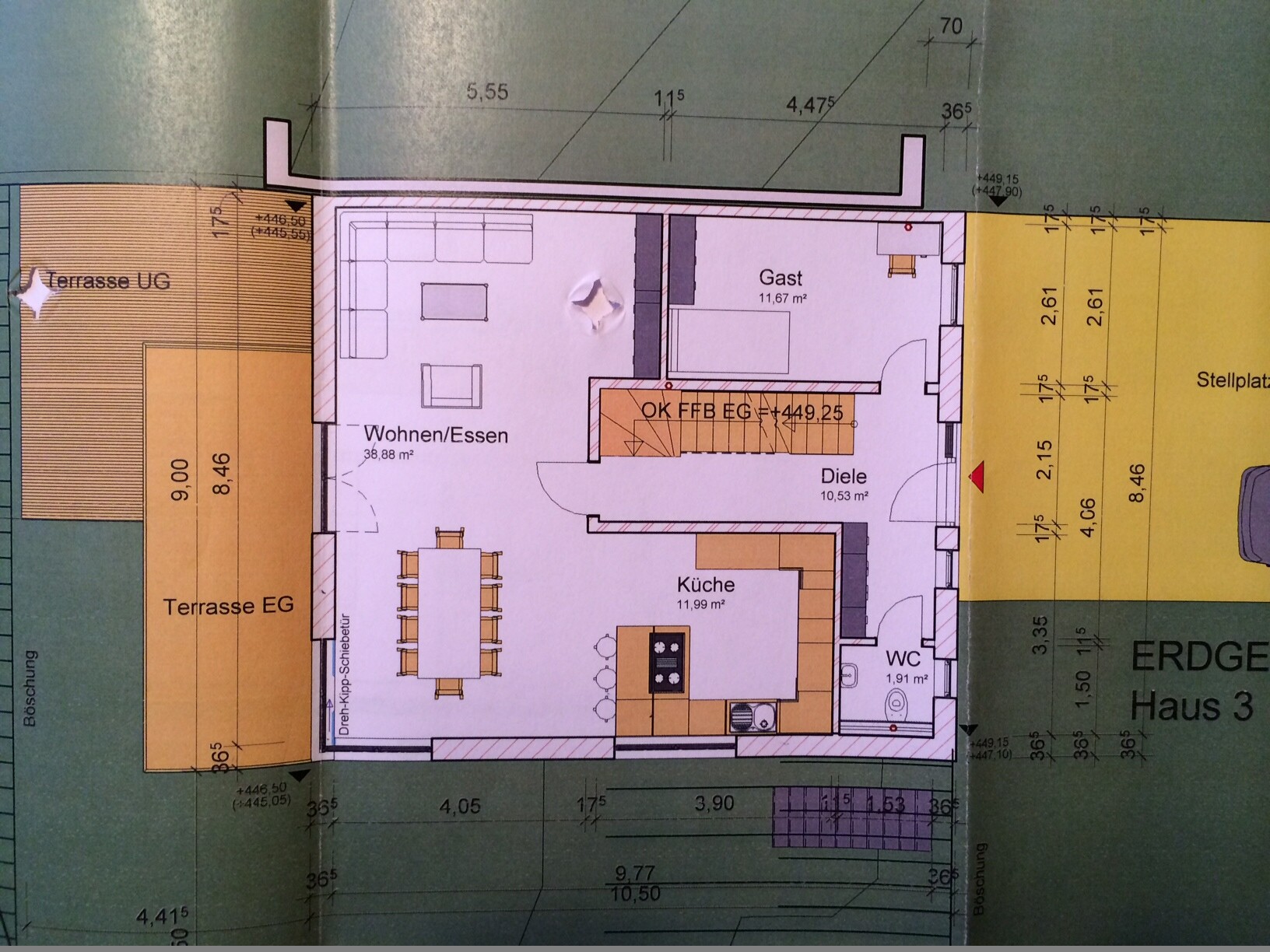 Grundriss eines Hauses mit Wohnzimmer, Küche, Diele, Gästezimmer und Terrasse