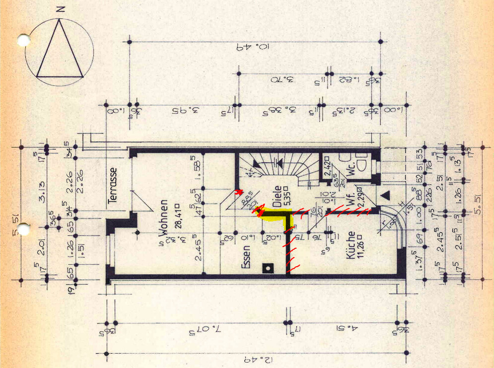 Grundriss eines Hauses mit Wohnen, Essen, Küche, Diele und Terrasse; rote Markierungen