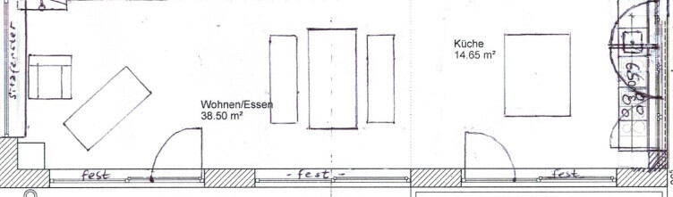 Grundriss eines Apartments: Wohn/Essbereich mit Esstisch und Sofa; Küche rechts.