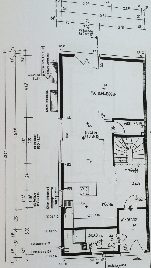 Grundrissplan: Offener Wohnbereich mit Küche, Essbereich, Windfang und Treppenhaus.