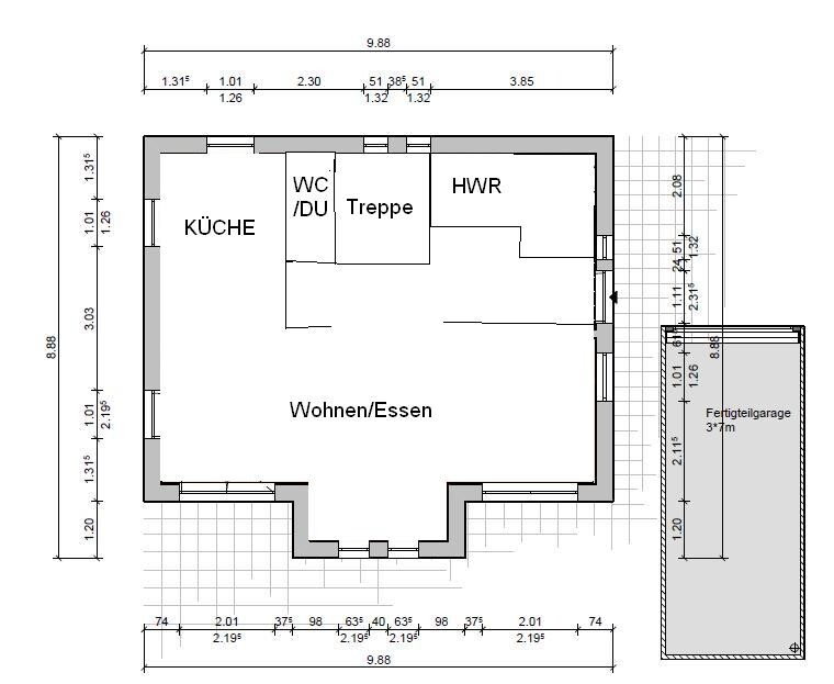 Grundriss eines Hauses: offenes Wohnen/Essen mit Küche, WC/Dusche, Treppe, HWR und Garage.