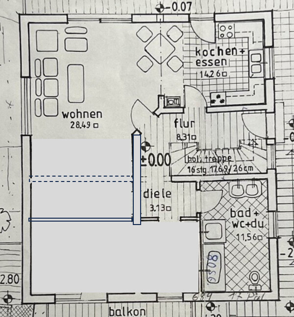 Grundriss einer Wohnung: Wohnzimmer links, Küche/Essen rechts, Flur, Diele, Bad, Balkon.