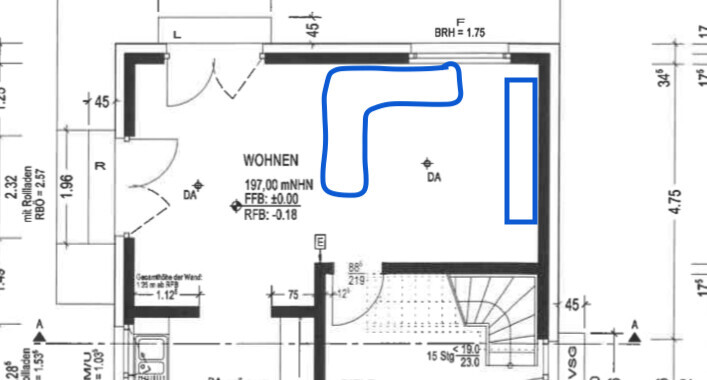 Grundriss eines Wohnraums mit Maßangaben; blaue Markierung einer Kurve und einer senkrechten Linie.