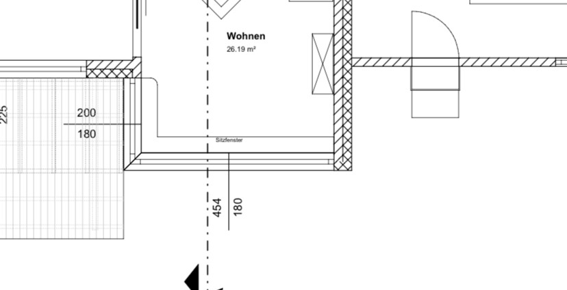 Grundriss eines Wohnzimmers (Wohnen) mit Sitzfenster, Tür, Wandlinien und Maßangaben.