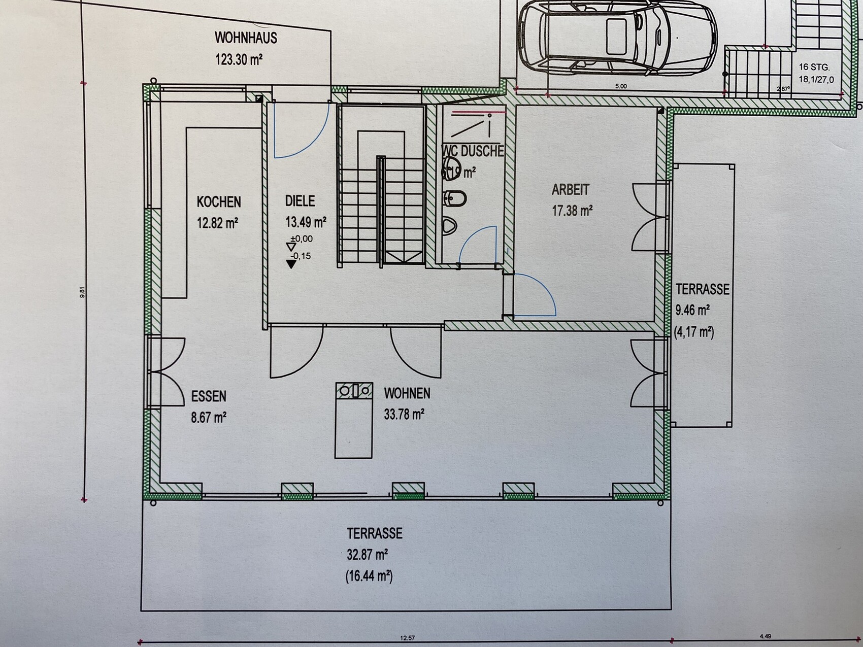 2D-Grundriss eines Wohnhauses mit Küche, Essen, Wohnen und Terrasse