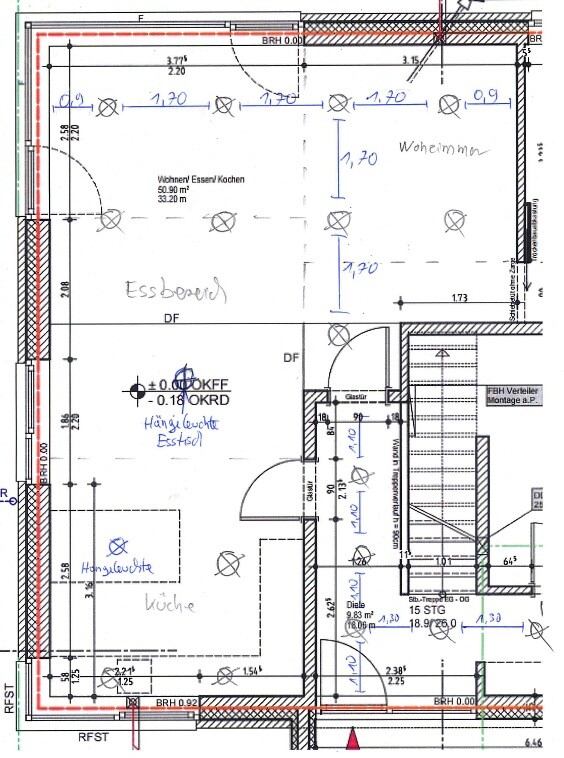 Offener Grundriss: Wohn-/Ess-/Küchenbereich mit Eingängen, Fluren, Treppen, Maßangaben.