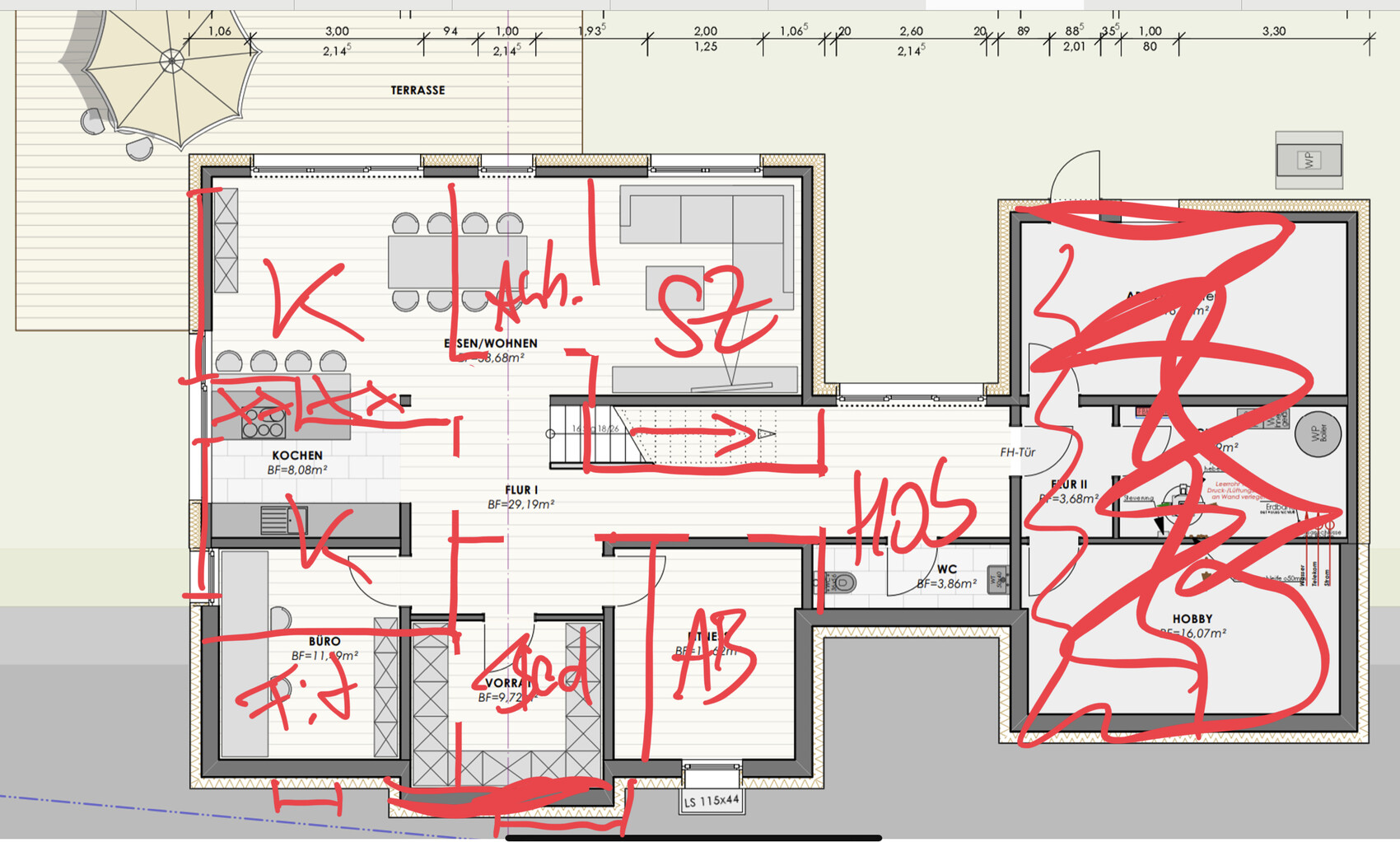 Grundriss eines Wohnhauses mit Küche, Wohnen/Essen, Flur, Büro, Hobbyraum, WC und Terrasse.