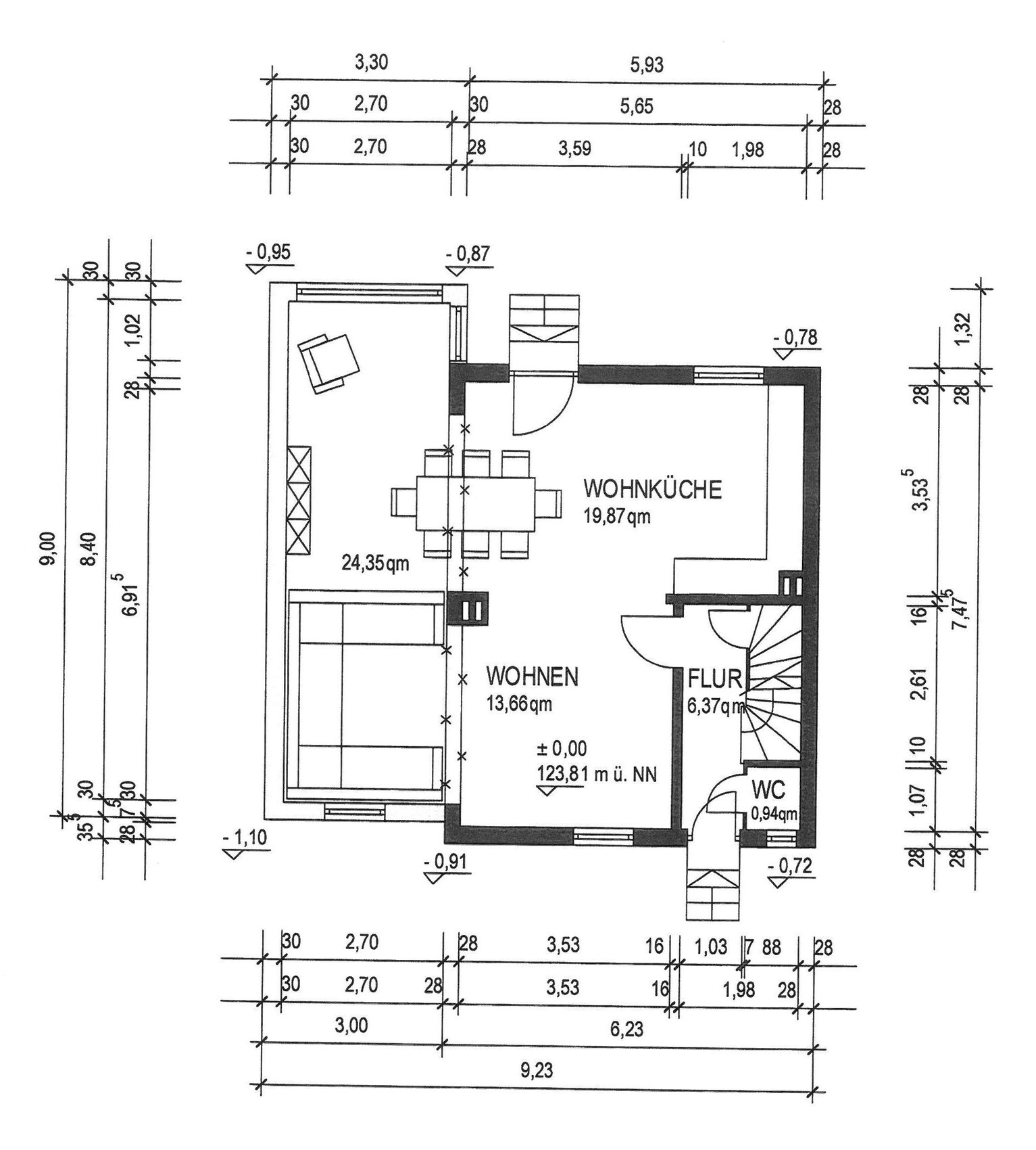 Druckierter Grundriss eines Wohnbereichs mit Wohnzimmer, Kueche und Flur