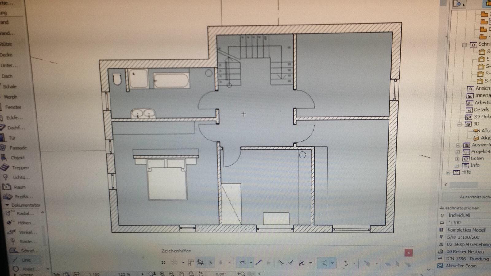 Grundriss eines Wohnhauses: zentrale Diele mit Treppe, links Bad, unten Schlafzimmer, rechts Räume.