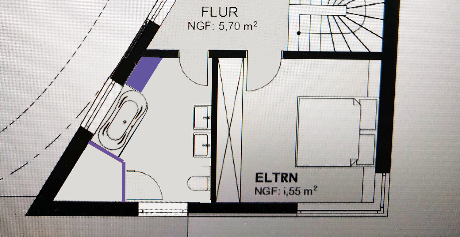 2D-Grundriss einer Wohnung mit Flur und Bad, Badewanne und Treppenbereich sichtbar