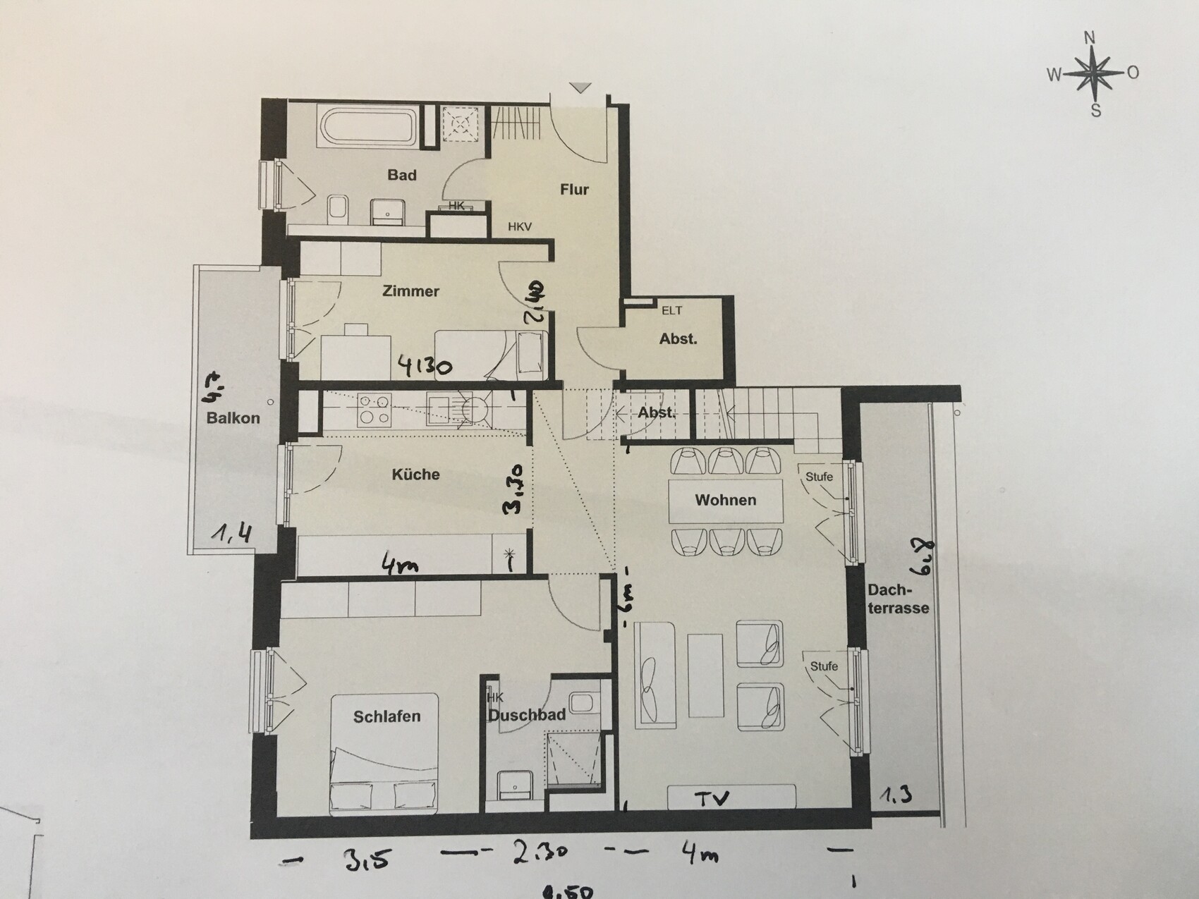Grundriss eines Apartments mit Küche, Wohnzimmer, Schlafzimmer, Bad, Balkon und Dachterrasse.