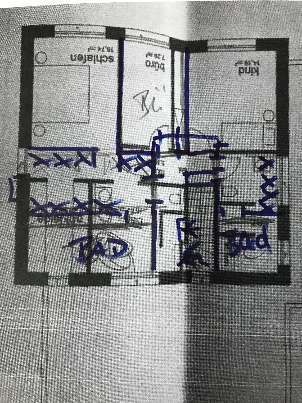 Wohnungsgrundriss mit blauen Markerlinien und Notizen, z. B. 'Bad'.