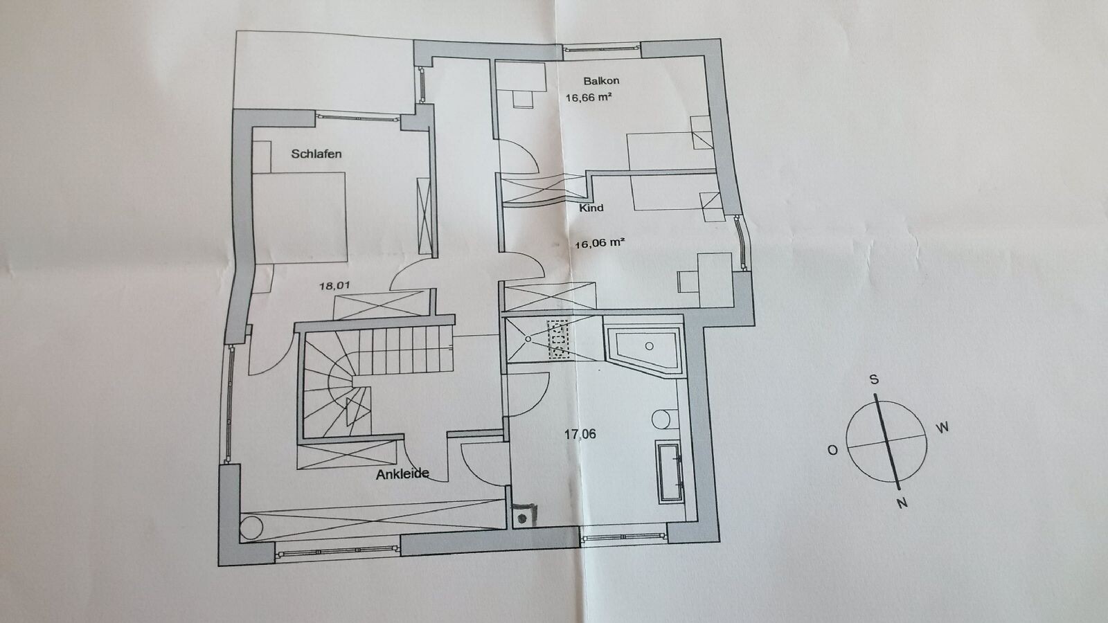 Grundriss eines Wohnplans mit Schlafen, Kind, Balkon, Ankleide, Flur und Treppe, Maße 16–18 m²
