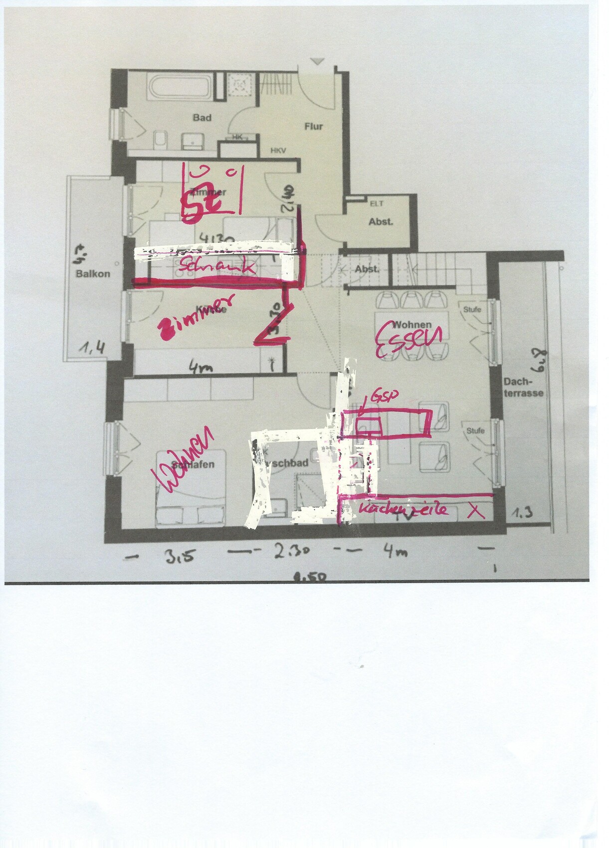 Grundriss einer Wohnung: Wohnzimmer, Küche, Bad, Flur, Balkon, Dachterrasse; pinke Markierungen.
