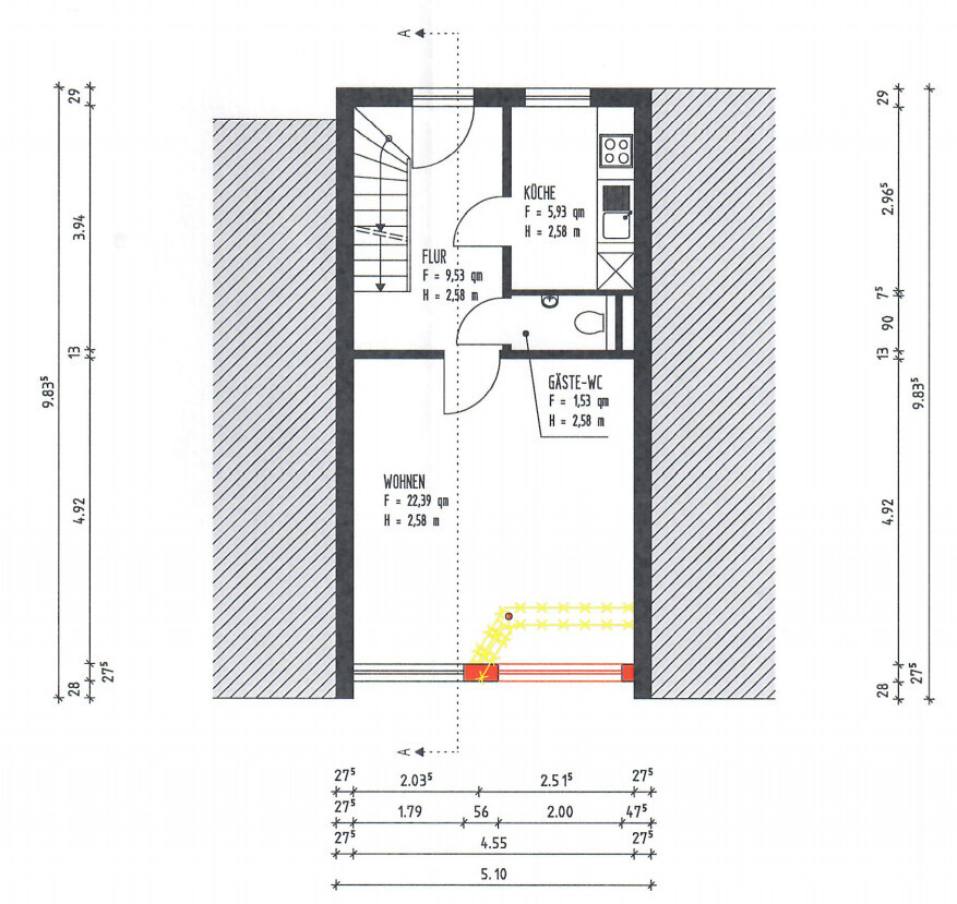 Grundriss des Erdgeschosses: Wohnzimmer, Küche, Gäste-WC, Flur, Treppe.