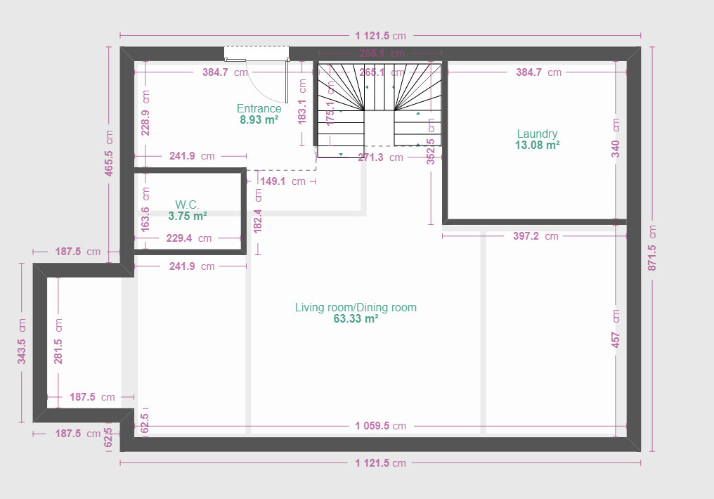 Grundriss eines Hauses mit Eingangsbereich, Treppenhaus, Wohnzimmer/Esszimmer, Waschküche und WC.