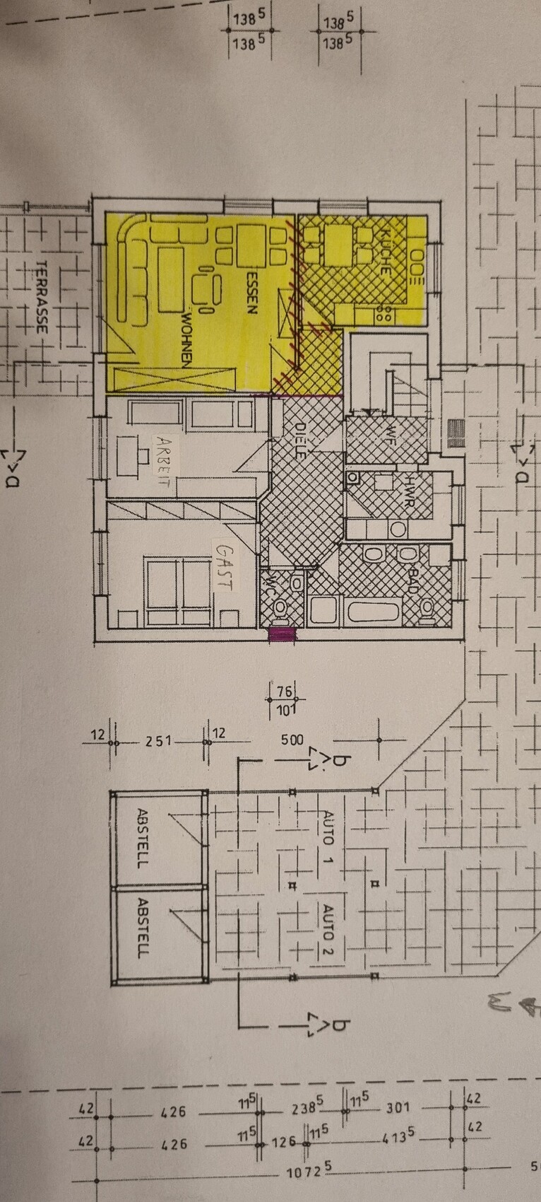 Grundriss eines Wohn- und Essbereichs mit Küche, gelb markiert, und Terrasse.
