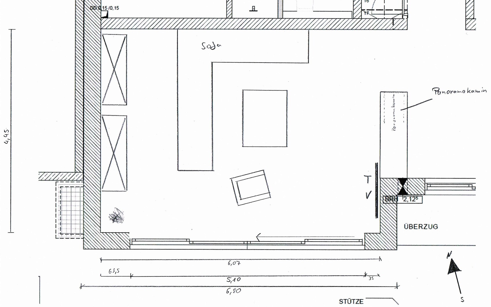 Grundrissplan eines Wohn- und Essbereichs mit Sofa, Esstisch und Möbeln.
